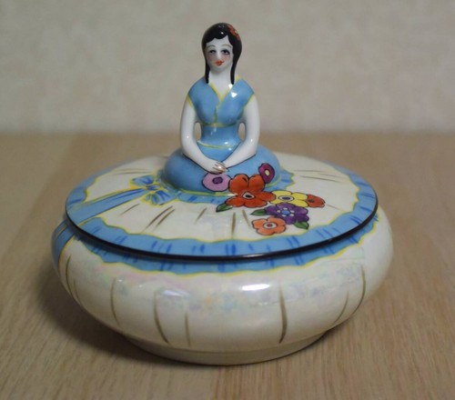 Figurine couvercle commode