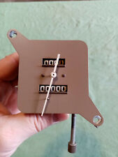  1 COMPTEUR JAEGER sur fond beige des années 50.