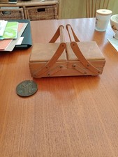  Ancienne Petite Travailleuse, Boite à Couture en Bois Vintage Authentique