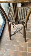 chaises hautes, pour bar ou mange debout,  couleur marron, assise rotin 