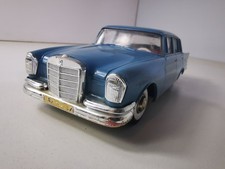 Gama Mercedes-Benz 220 années