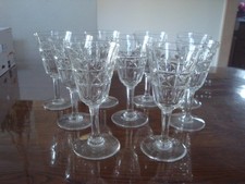 Lot de 9 verres a pied en cristal taillé