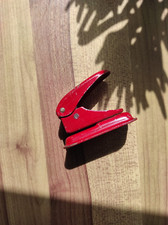 Mini perforatrice 1 trou en métal rouge vintage