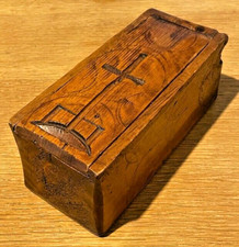 antique coffret de dentellière en bois sculpté et décoré