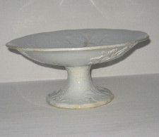 Ancien compotier Creil Montereau faïence blanche décor relief (N°4)