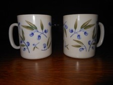 2 mugs en arcopal motif olives vintage