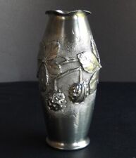 Vase en étain, décor de