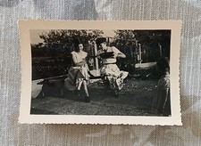 Photo Ancienne Snapshot Vintage Femmes Chapeau Haut Forme Vin 9.9 x 6.6 cm