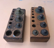 LOT 2  Boites de poids laiton