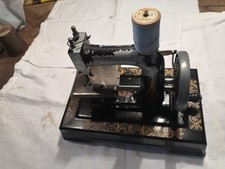 Mini machine à coudre ancienne .Jouet début XXème. Antiquité