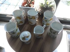 Service à café vintage 12 pièces, motif fleuri peint main, Poteries du Marais