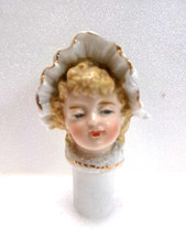 Bouchon de flacon décoratif en porcelaine " Jeune femme au bonnet "
