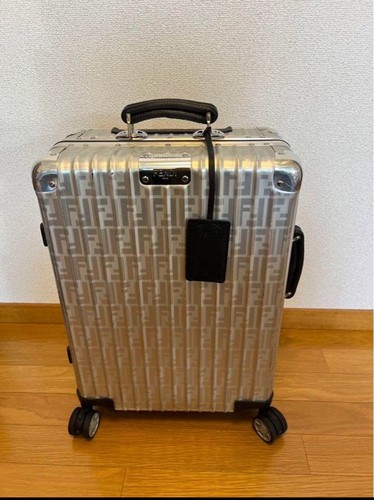 Valise argentée rimowa - valise, x