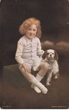 CHIENS AB#MK239 UN ENFANT AVEC