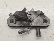 Système attache capot moteur