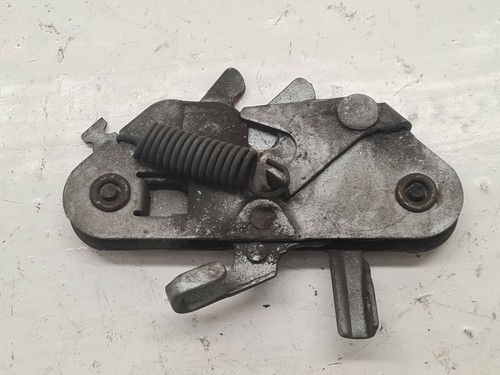 Système attache capot moteur