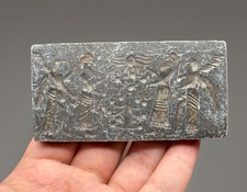 Magnifique petite tuile ancienne du Proche-Orient avec des sculptures Anunnak...