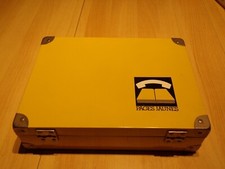 Valise " pages jaunes " 34,5 cm long , 25 cm large et 9 cm épaisseur