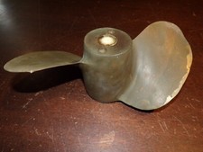 Ancienne hélice bateau 2 pales 9.8 cm de haut 26 de long ( laiton ou bronze )