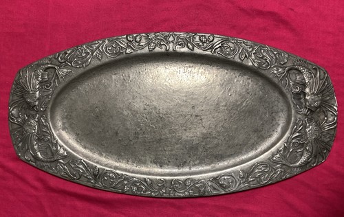 Grand plat étain repoussé - plat.,