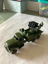 FRANCE JOUET GMC LANCE FUSEES 6 TUBES AVEC 4 MILITAIRES - 1/55°