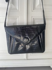 VINTAGE, ANCIEN SAC A MAIN NOIR IMITATION CROCO VERNI