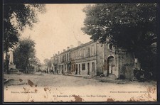 CPA Labrède, La Rue Latapie avec monument et bâtiments adjacents 1925 