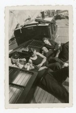 Vintage silver print snapshot photo, sur le ponton bateau équipage au sol cabine