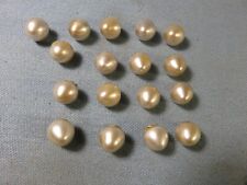 17 anciens petits boutons de mode, nacrés/perlés  en forme de dôme.10 mm