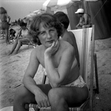 Femme assise chaise longue