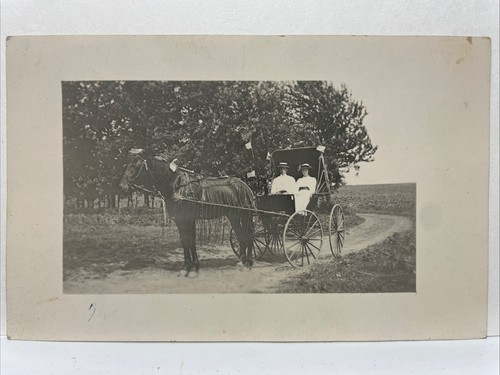 Jeune couple blanc sur - blanc,