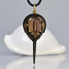 Pendentif De Limule En Nacre