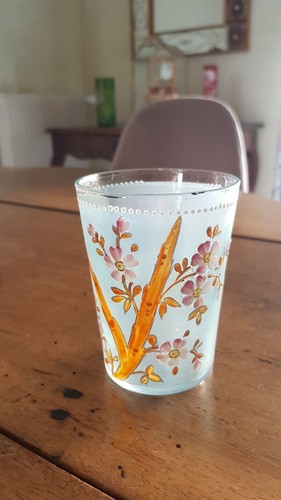Verre émaillé ancien fleurs