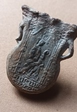 Période Médiévale , très belle ampoule de pèlerin en plomb.