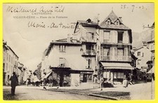 cpa Dos 1900 VIC sur CÈRE (Cantal) Place de la FONTAINE Maison VAQUIER Serrurier