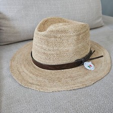 Chapeau au crochet en raphia