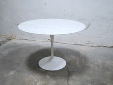 Table tulipe ronde en marbre par E. Saarinen pour les éditions Knoll Internation