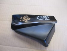 Cache latéral droit pour