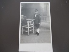 CPA Enfant Ecolier Uniforme Habits du dimanche Chaise d'angle bois - BE (E264)