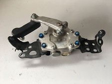 UN AMORTISSEUR DE DIRECTION