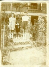 Photo SNAPSHOT amateur, en extérieur devant maison 3  filles