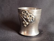 Coquetier en argent massif poinçon Minerve / Art Nouveau / Fleurs de cerisier?