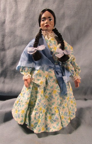 Ancienne poupée folklorique - ,