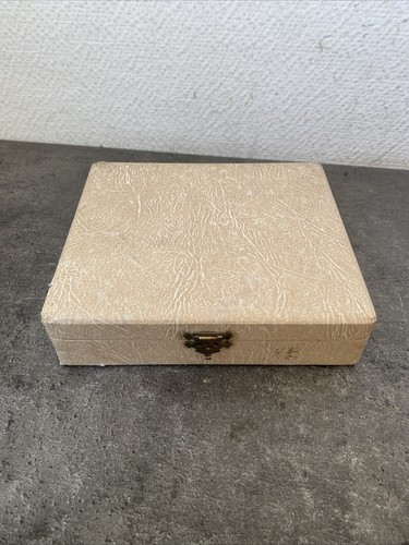 Ancienne petite boîte - ancienne,