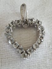 Pendentif cœur ancien en argent massif orné de pierres transparentes taillées