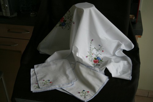 Nappe ancienne brodée - , main