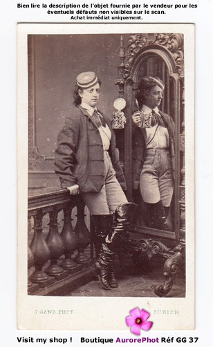 Femme costumée devant - femme,