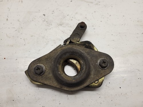 Système attache capot moteur