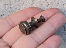 PETITE POIGNÉE ANCIENNE bouton, en bronze ou laiton , D=1,4 cm de meubles  N°81B