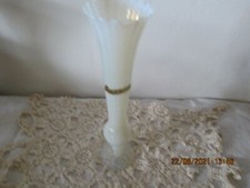 VASE OPALINE BLANC OPALESCENT